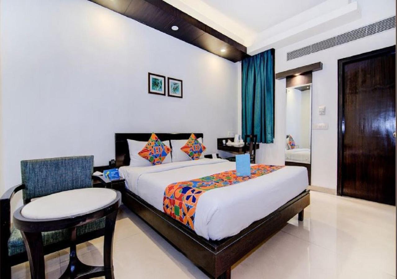 Hotel Rockland Panchsheel Enclave Нью-Дели Экстерьер фото