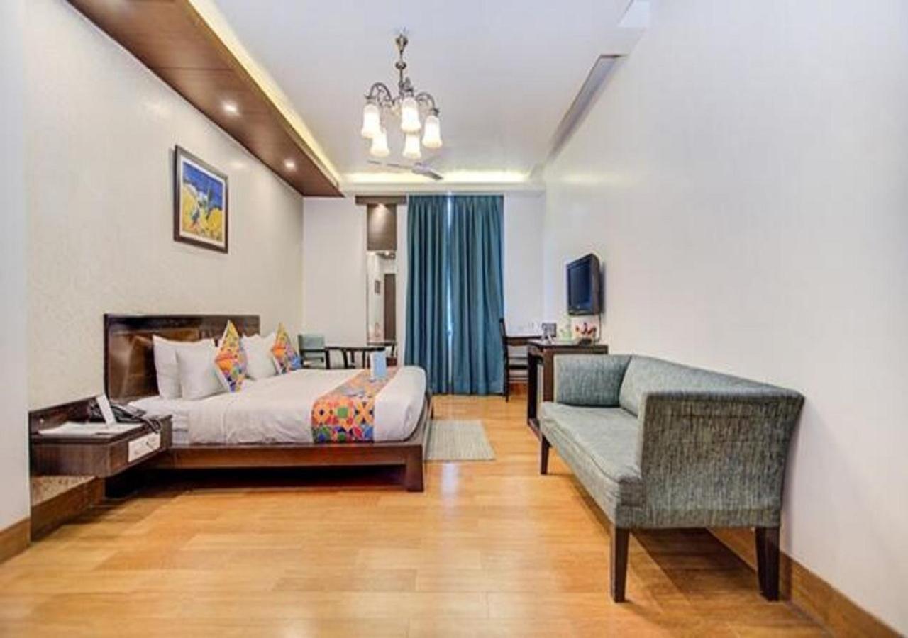 Hotel Rockland Panchsheel Enclave Нью-Дели Экстерьер фото