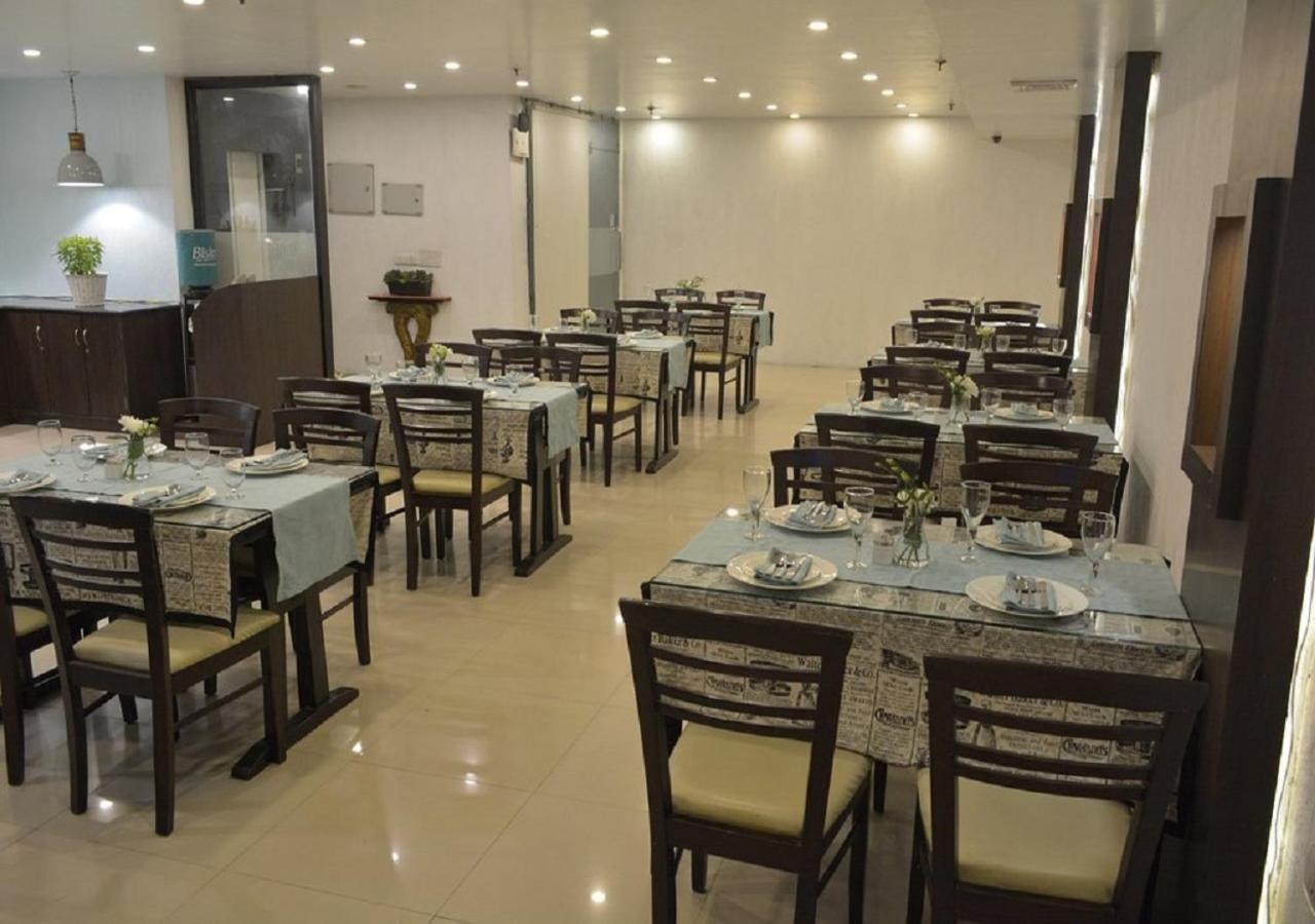 Hotel Rockland Panchsheel Enclave Нью-Дели Экстерьер фото