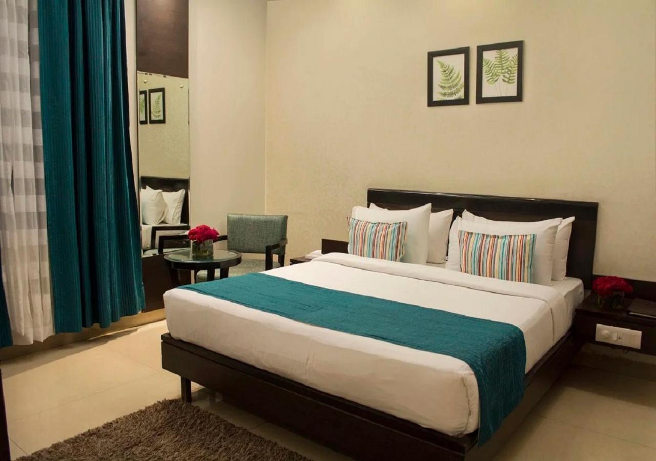 Hotel Rockland Panchsheel Enclave Нью-Дели Экстерьер фото