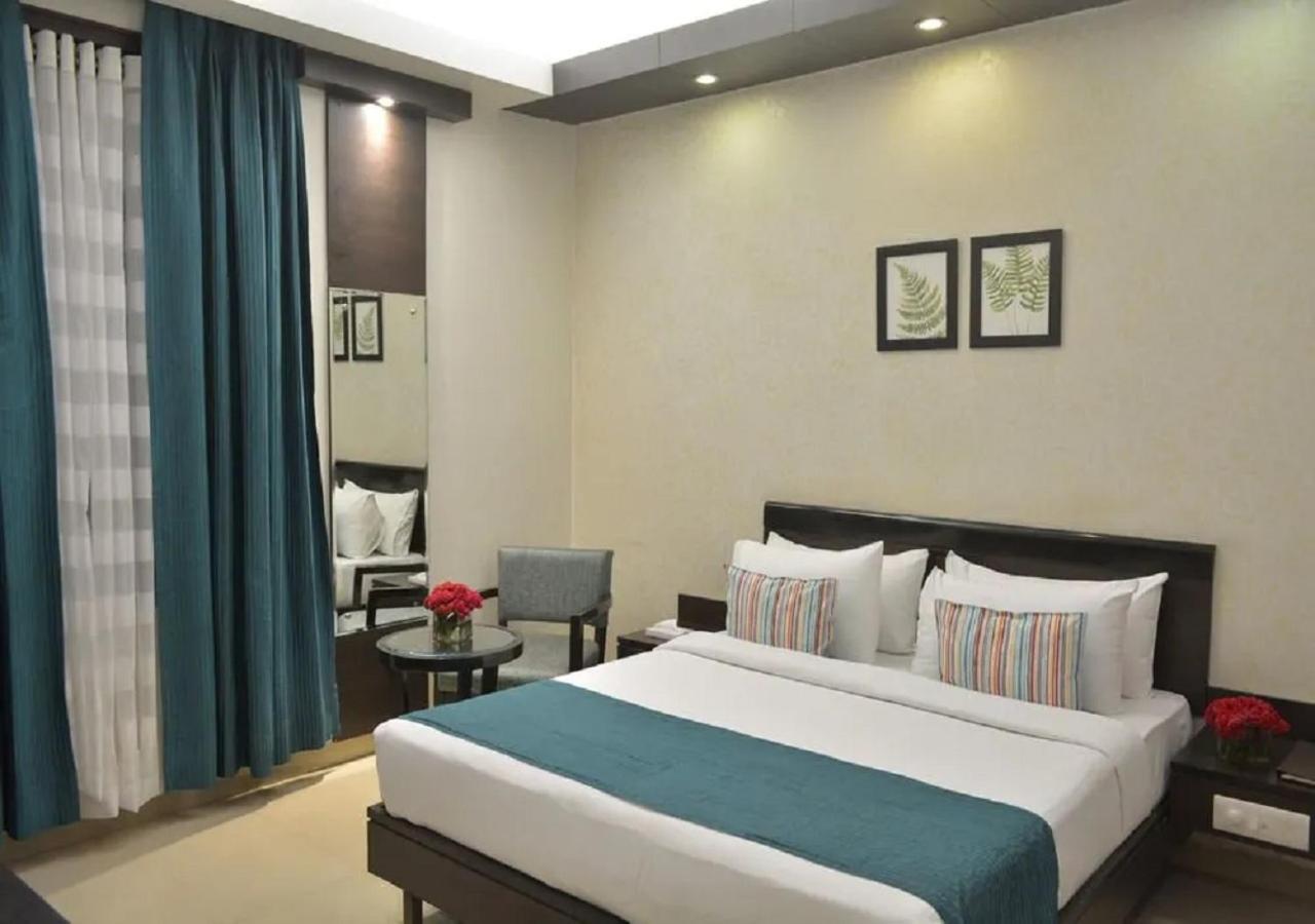 Hotel Rockland Panchsheel Enclave Нью-Дели Экстерьер фото